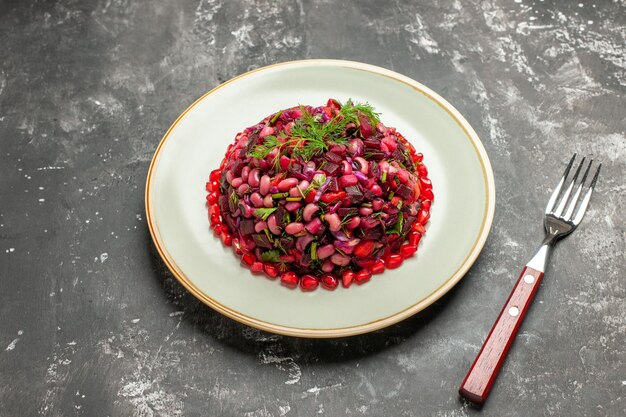 Salade de vinaigrette vue de dessus avec haricots et betteraves sur la surface sombre