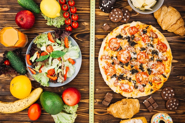 Photo gratuite salade vs pizza