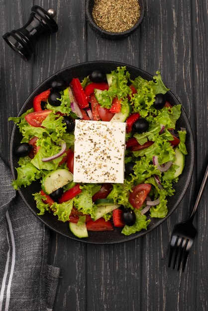 Salade vue de dessus avec fromage feta et origan