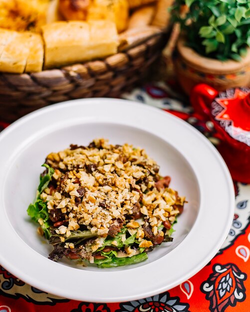 Salade vue de dessus avec noix et viande et légumes