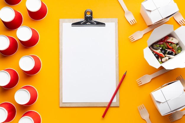 Photo gratuite salade vue de dessus avec le presse-papier sur fond jaune