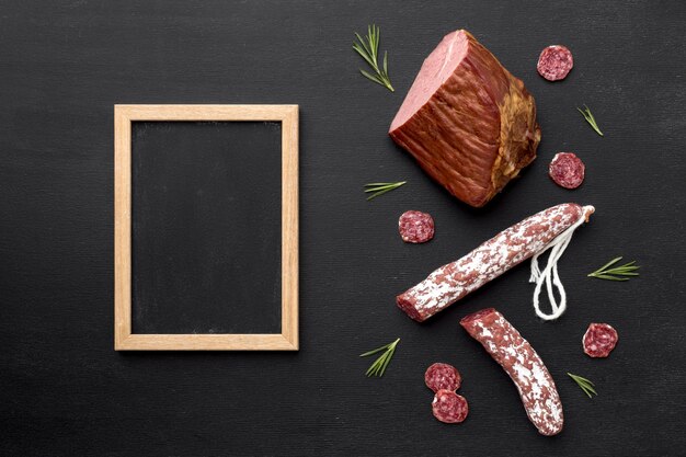 Salami et filet de viande avec cadre