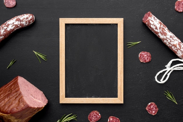 Salami et viande de filet avec cadre sur le bureau