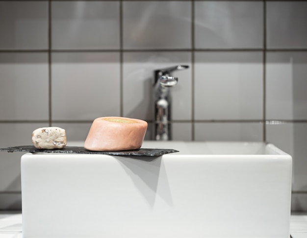 Salle De Bain Avec Deux Barres De Savon Fin Près Du Lavabo. Hygiène Et Soins