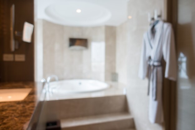 Une salle de bain en peluche avec un peignoir