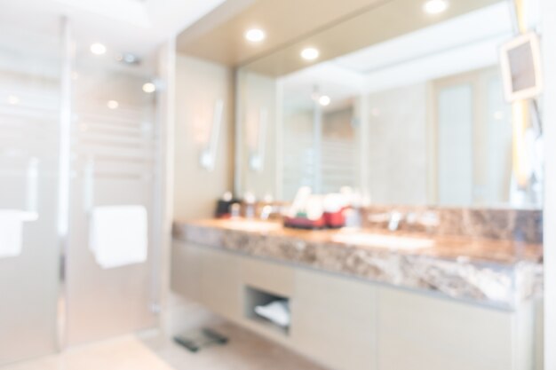 salle de bains Unfocused avec un grand miroir