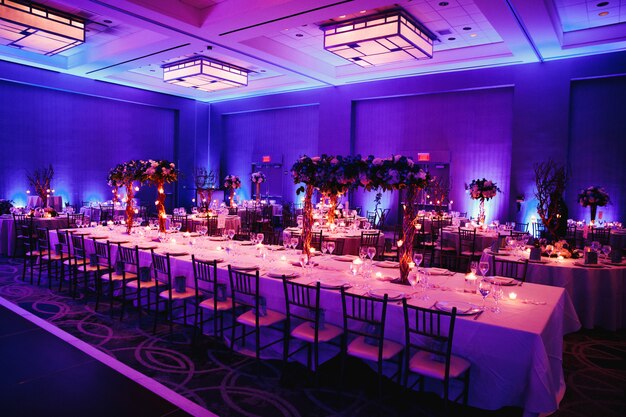 Salle de banquet décorée de fleurs