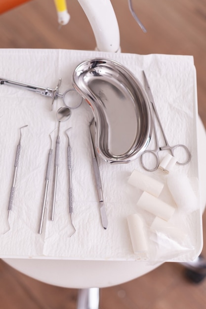 Salle de bureau d'hôpital d'orthodontie équipée d'outils professionnels de stomatologie médicale pr...