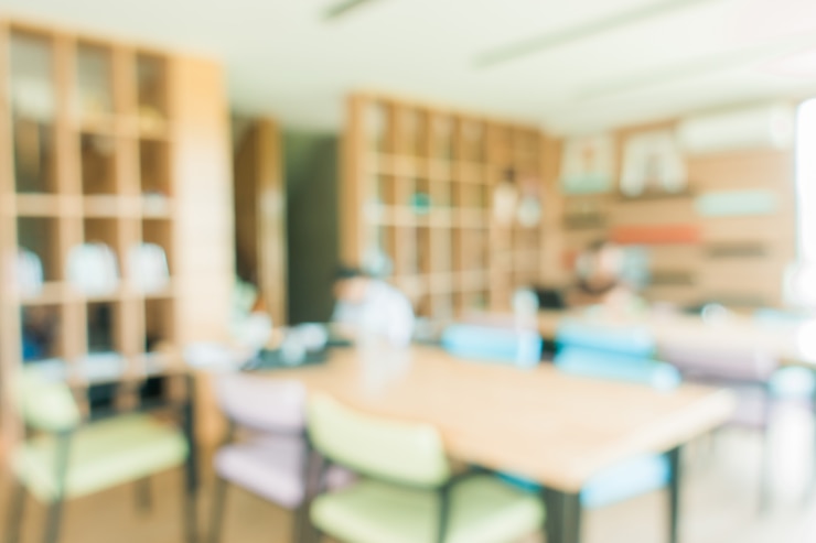 Photo gratuit salle de classe en arrière-plan flou sans jeune étudiant; vue floue de la salle de classe élémentaire aucun enfant ou enseignant avec des chaises et des tables sur le campus. images de style effet vintage.