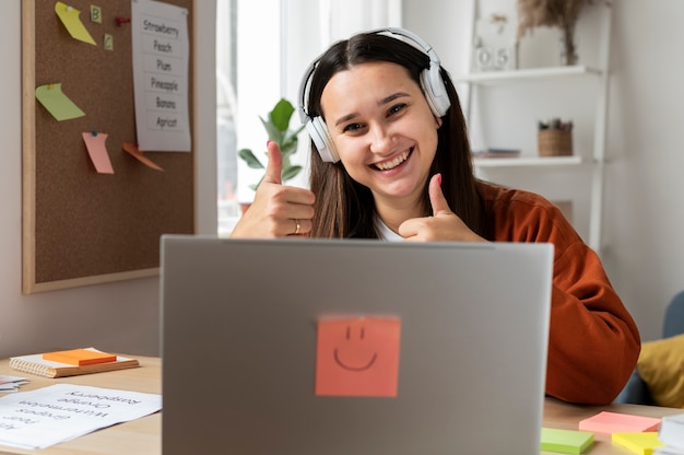 Photo gratuite salle de classe virtuelle et espace d'étude