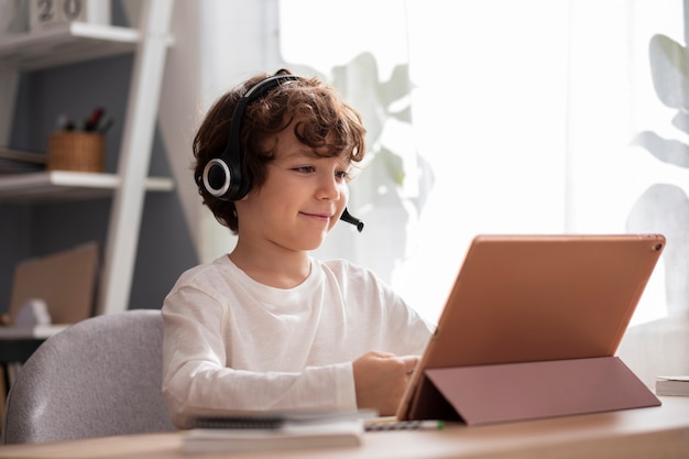 Photo gratuite salle de classe virtuelle et espace d'étude