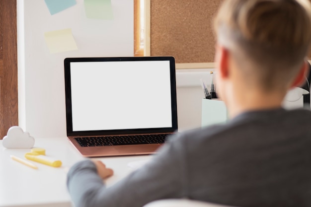 Photo gratuite salle de classe virtuelle et espace d'étude