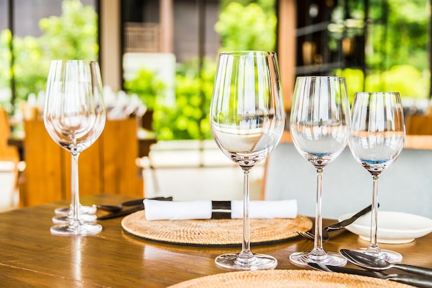 salle à manger argenterie personne bien en verre