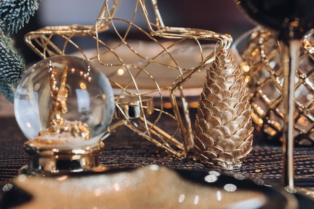 Salle à manger décorée de jouets, de verre et d'assiettes. Concept de réveillon du nouvel an