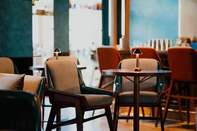 Salle à manger de l'hôtel avec des chaises confortables