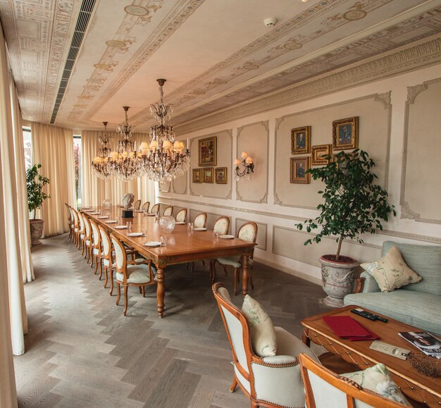 Salle à manger royale avec meubles en bois et lustres