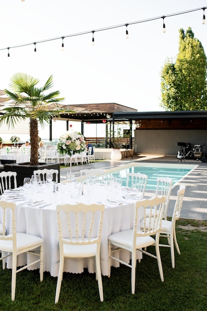 Salle De Mariage Blanche Avec Piscine.