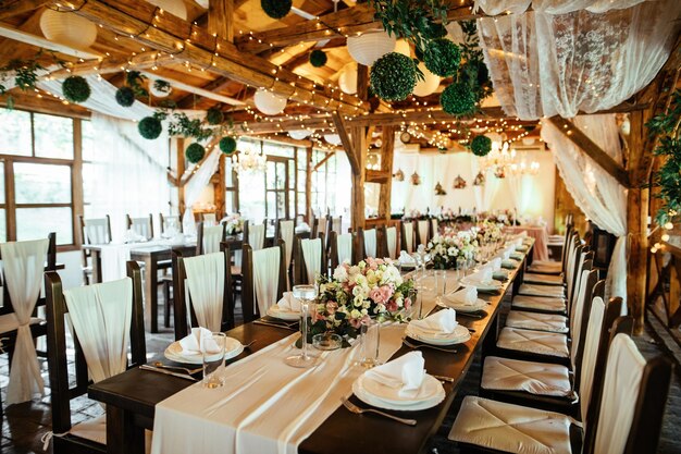 Salle de mariage à la décoration rustique à l'intérieur.