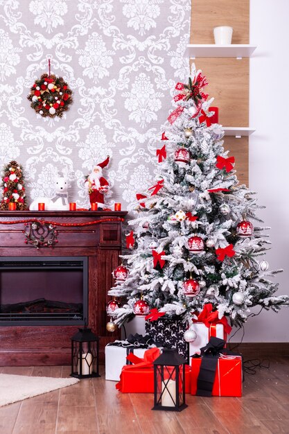 Salle de Noël avec sapin de Noël et cheminée. Le Père Noël arrive.