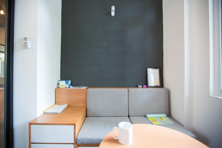 Photo gratuit salle de repos bureau avec canapé et table basse