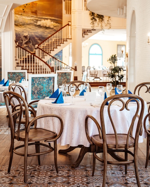 Salle de restaurant à deux étages avec des murs crème