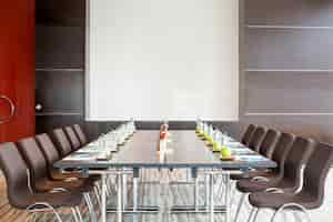 Photo gratuite salle de réunion vide avec table et tableau blanc