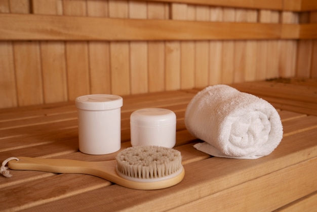 Salle de sauna propre et vide