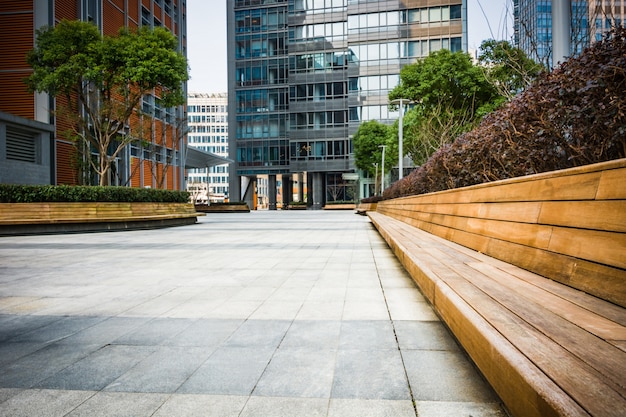 Photo gratuite salle vide dans l'immeuble de bureaux moderne