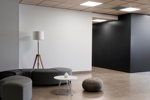 Salle vide minimaliste dans un immeuble commercial