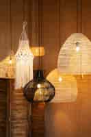 Photo gratuite salon avec beaucoup de lampes