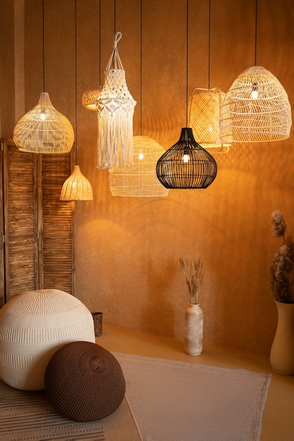 Salon avec beaucoup de lampes