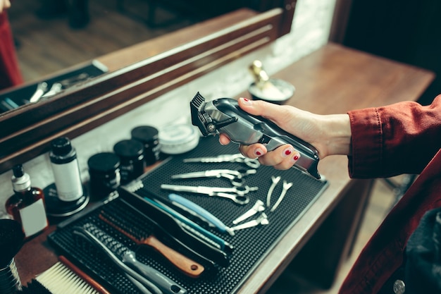 Salon de coiffure. Barbier féminin au salon.