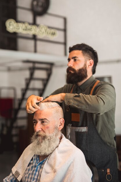 Salon de coiffure corrigeant sa coiffure en client