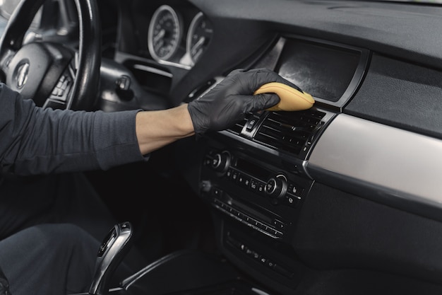 Salon de l'homme polonais de voiture dans un garage