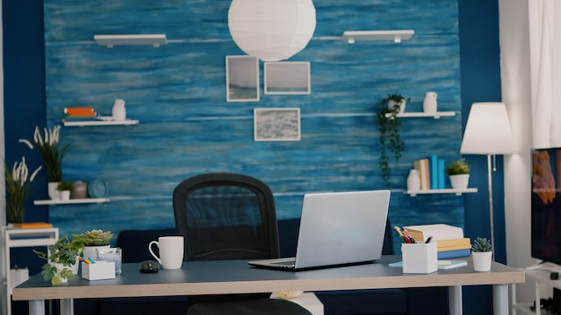 Salon moderne et lumineux avec personne dedans avec des meubles bleus et des murs joliment décorés de jolies...