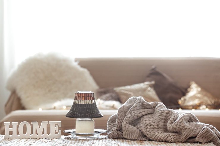 Photo gratuit salon avec l'ornement de la maison d'inscription et la guirlande lumineuse