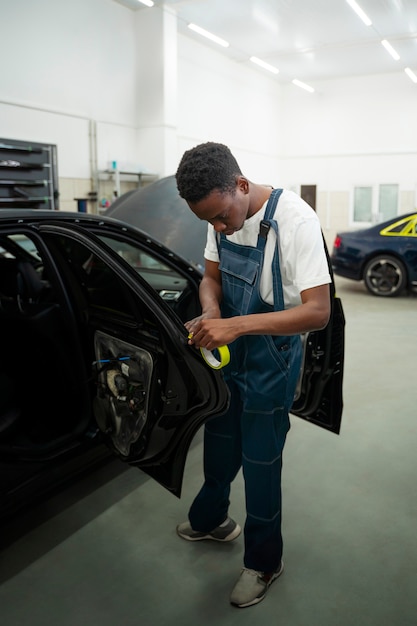 Photo gratuite salon de service automobile doign habillage de voiture