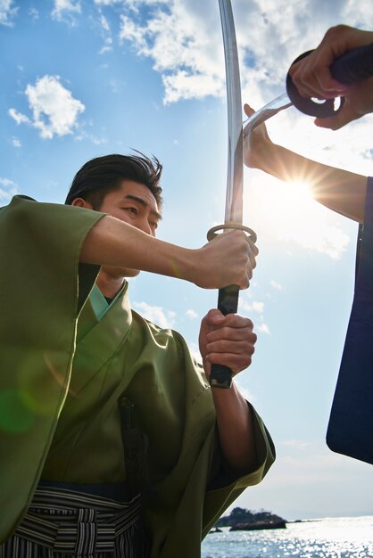 Samouraï combattant avec des épées à l'extérieur