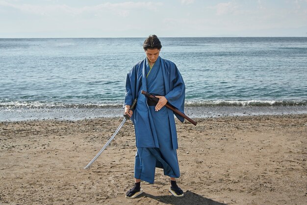 Samouraï avec épée à l'extérieur