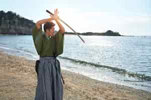 Photo gratuite samouraï avec épée à l'extérieur