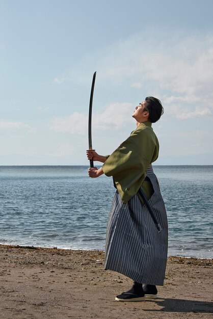 Samouraï avec épée à la plage