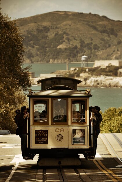 San Francisco, CA - 11 MAI : téléphérique dans la rue le 11 mai 2014 à San Francisco. C'est le dernier système de téléphérique à commande manuelle au monde