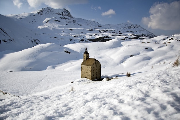 Photo gratuite san gottardo sur paysage de neige