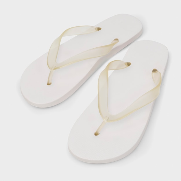 Photo gratuite sandales blanches simples à la mode des chaussures d'été
