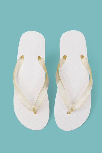 Sandales blanches simples à la mode des chaussures d'été