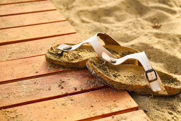 Photo gratuite sandales avec du sable