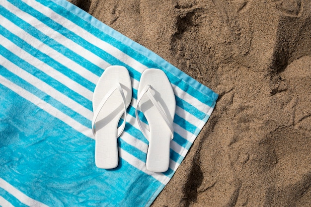 Sandales sur la vue aérienne de la mode estivale de la plage