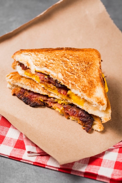 Sandwich à angle élevé avec bacon et fromage