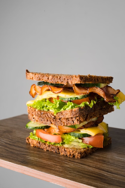 Sandwich à angle élevé avec bacon et légumes