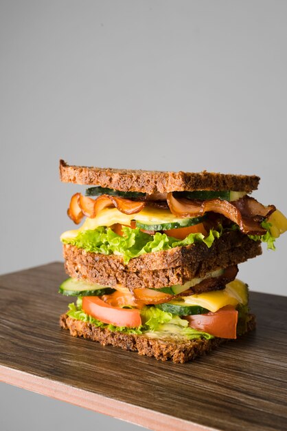 Sandwich à angle élevé avec bacon et légumes